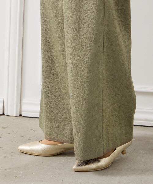 AIMER(エメ)の「箔加工ローヒールパンプス(パンプス・レディース・シルバー/ゴールド・MEDIUM/LARGE/SMALL)」の4枚目の写真