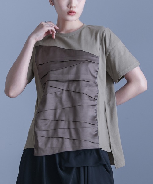 kOhAKU（コハク）の「異素材ランダムタックカットソー（Tシャツ/カットソー・レディース・ブラック/グレー・1/2）」の2枚目の写真