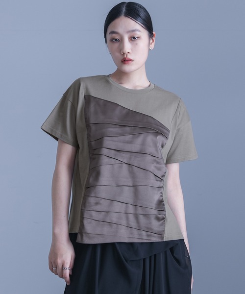 kOhAKU（コハク）の「異素材ランダムタックカットソー（Tシャツ/カットソー・レディース・ブラック/グレー・1/2）」の4枚目の写真