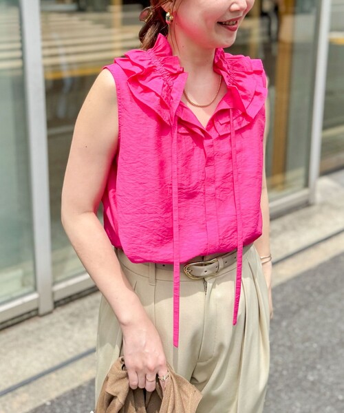 NOLLEY’S Sophi(ノーリーズソフィ)の「フリルネックノースリーブブラウス(シャツ/ブラウス・レディース・ホワイト/ピンク/キャメル・38/36)」の3枚目の写真