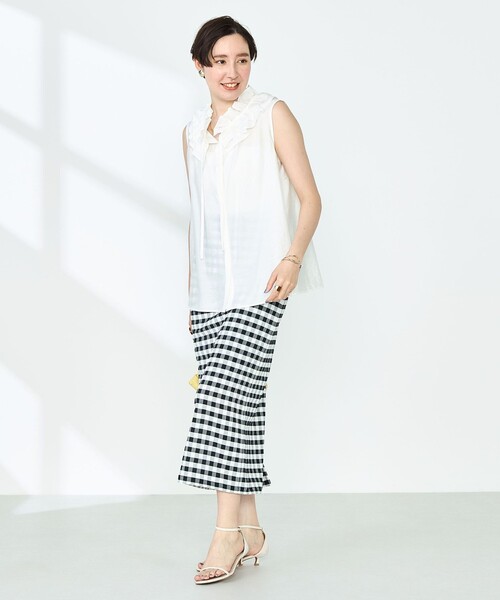 NOLLEY’S Sophi(ノーリーズソフィ)の「フリルネックノースリーブブラウス(シャツ/ブラウス・レディース・ホワイト/ピンク/キャメル・38/36)」の5枚目の写真