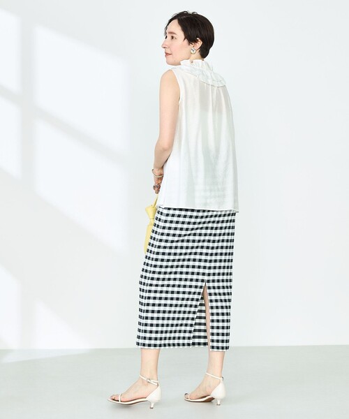 NOLLEY’S Sophi(ノーリーズソフィ)の「フリルネックノースリーブブラウス(シャツ/ブラウス・レディース・ホワイト/ピンク/キャメル・38/36)」の6枚目の写真