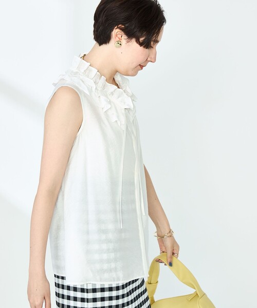 NOLLEY’S Sophi(ノーリーズソフィ)の「フリルネックノースリーブブラウス(シャツ/ブラウス・レディース・ホワイト/ピンク/キャメル・38/36)」の10枚目の写真