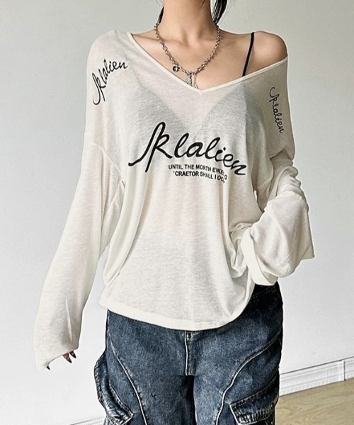 ViViDAY(ビビデー)の「Vネックロゴビッグシルエット長袖シャツ(Tシャツ/カットソー・レディース・ホワイト・M)」の1枚目の写真