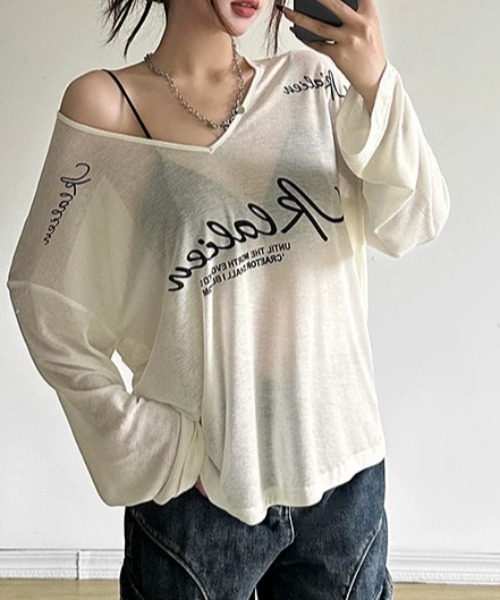 ViViDAY(ビビデー)の「Vネックロゴビッグシルエット長袖シャツ(Tシャツ/カットソー・レディース・ホワイト・M)」の4枚目の写真