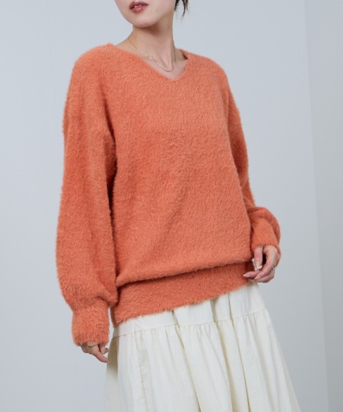 NAVY(ネイビー)の「ふわふわ柔らかな肌さわりのフェザーヤーンVネックニット(ニット/セーター・レディース・オレンジ/ベージュ/ブルーグリーン/ブラック・L/M)」の4枚目の写真