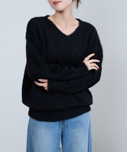 NAVY(ネイビー)の「ふわふわ柔らかな肌さわりのフェザーヤーンVネックニット(ニット/セーター・レディース・オレンジ/ベージュ/ブルーグリーン/ブラック・L/M)」の2枚目の写真