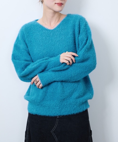 NAVY(ネイビー)の「ふわふわ柔らかな肌さわりのフェザーヤーンVネックニット(ニット/セーター・レディース・オレンジ/ベージュ/ブルーグリーン/ブラック・L/M)」の22枚目の写真