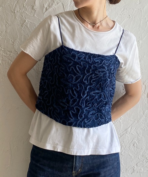 She's Closet(シーズクローゼット)の「ショート丈クロップド 花柄刺繍 ベロア ビスチェ キャミソール(ベスト・レディース・ベージュ/ネイビー/ブラック/オフホワイト・FREE)」の4枚目の写真