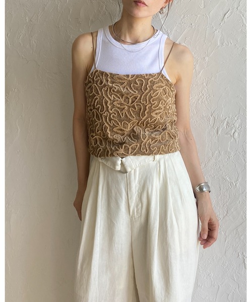 She's Closet(シーズクローゼット)の「ショート丈クロップド 花柄刺繍 ベロア ビスチェ キャミソール(ベスト・レディース・ベージュ/ネイビー/ブラック/オフホワイト・FREE)」の5枚目の写真