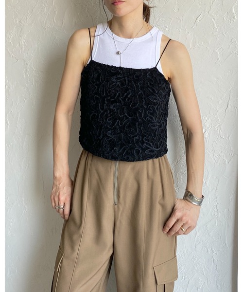 She's Closet(シーズクローゼット)の「ショート丈クロップド 花柄刺繍 ベロア ビスチェ キャミソール(ベスト・レディース・ベージュ/ネイビー/ブラック/オフホワイト・FREE)」の11枚目の写真