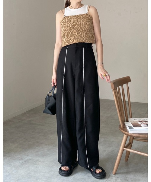 She's Closet(シーズクローゼット)の「ショート丈クロップド 花柄刺繍 ベロア ビスチェ キャミソール(ベスト・レディース・ベージュ/ネイビー/ブラック/オフホワイト・FREE)」の13枚目の写真