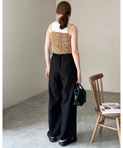 She's Closet(シーズクローゼット)の「ショート丈クロップド 花柄刺繍 ベロア ビスチェ キャミソール(ベスト・レディース・ベージュ/ネイビー/ブラック/オフホワイト・FREE)」の14枚目の写真