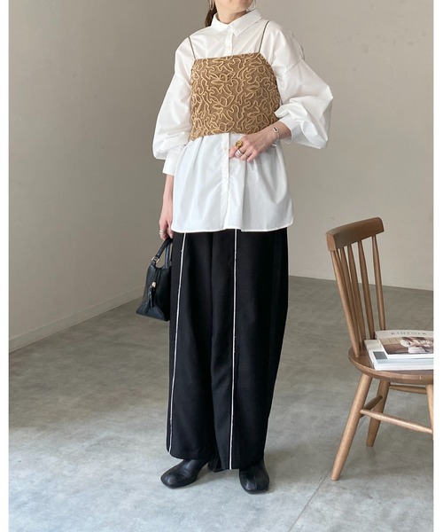 She's Closet(シーズクローゼット)の「ショート丈クロップド 花柄刺繍 ベロア ビスチェ キャミソール(ベスト・レディース・ベージュ/ネイビー/ブラック/オフホワイト・FREE)」の15枚目の写真