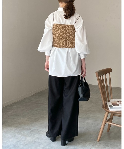 She's Closet(シーズクローゼット)の「ショート丈クロップド 花柄刺繍 ベロア ビスチェ キャミソール(ベスト・レディース・ベージュ/ネイビー/ブラック/オフホワイト・FREE)」の16枚目の写真