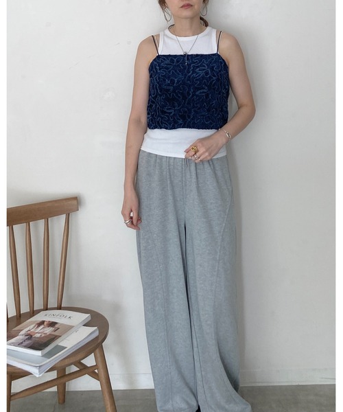 She's Closet(シーズクローゼット)の「ショート丈クロップド 花柄刺繍 ベロア ビスチェ キャミソール(ベスト・レディース・ベージュ/ネイビー/ブラック/オフホワイト・FREE)」の21枚目の写真