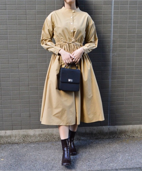&soiree(アンドソワレ)の「【&soiree】タック入りウエストリボンシャツワンピース(シャツワンピース・レディース・ベージュ/ブルー/ホワイト・MEDIUM/SMALL)」の5枚目の写真