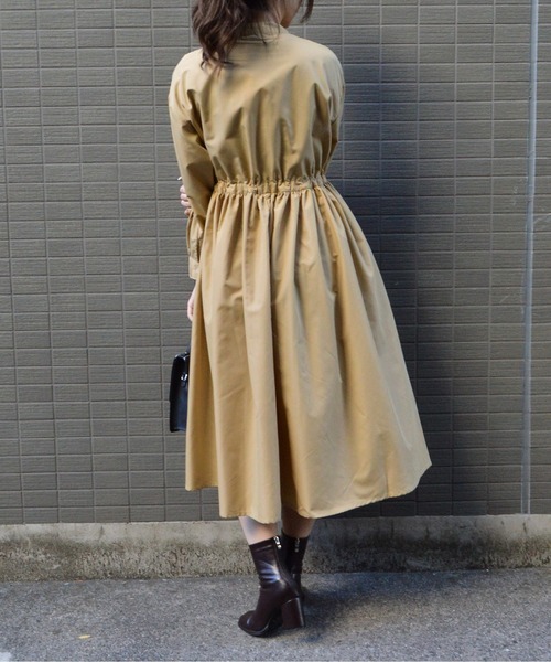 &soiree(アンドソワレ)の「【&soiree】タック入りウエストリボンシャツワンピース(シャツワンピース・レディース・ベージュ/ブルー/ホワイト・MEDIUM/SMALL)」の9枚目の写真