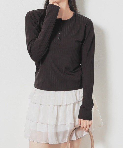 Honeys(ハニーズ)の「ヘンリーネックトップス(Tシャツ/カットソー・レディース・スミクロ/アイボリー/ブルー/モカ・M/L/S)」の3枚目の写真
