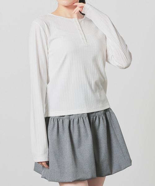 Honeys(ハニーズ)の「ヘンリーネックトップス(Tシャツ/カットソー・レディース・スミクロ/アイボリー/ブルー/モカ・M/L/S)」の2枚目の写真