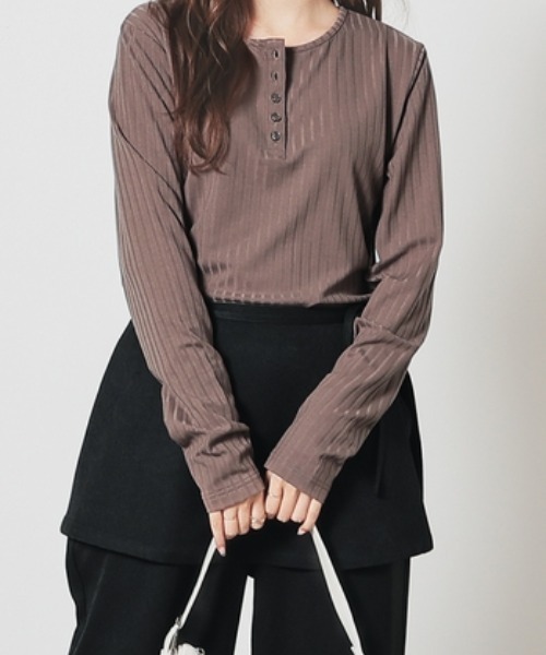 Honeys(ハニーズ)の「ヘンリーネックトップス(Tシャツ/カットソー・レディース・スミクロ/アイボリー/ブルー/モカ・M/L/S)」の1枚目の写真