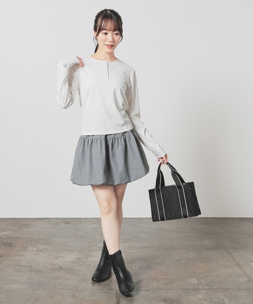 Honeys(ハニーズ)の「ヘンリーネックトップス(Tシャツ/カットソー・レディース・スミクロ/アイボリー/ブルー/モカ・M/L/S)」の5枚目の写真