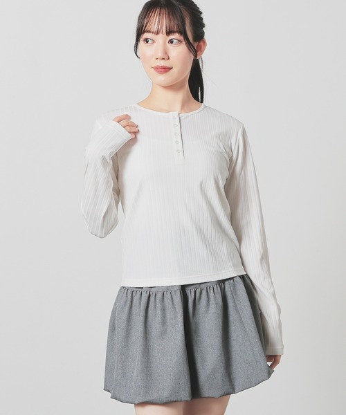 Honeys(ハニーズ)の「ヘンリーネックトップス(Tシャツ/カットソー・レディース・スミクロ/アイボリー/ブルー/モカ・M/L/S)」の7枚目の写真