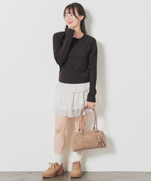 Honeys(ハニーズ)の「ヘンリーネックトップス(Tシャツ/カットソー・レディース・スミクロ/アイボリー/ブルー/モカ・M/L/S)」の8枚目の写真