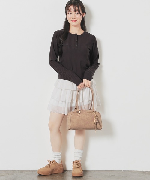 Honeys(ハニーズ)の「ヘンリーネックトップス(Tシャツ/カットソー・レディース・スミクロ/アイボリー/ブルー/モカ・M/L/S)」の9枚目の写真