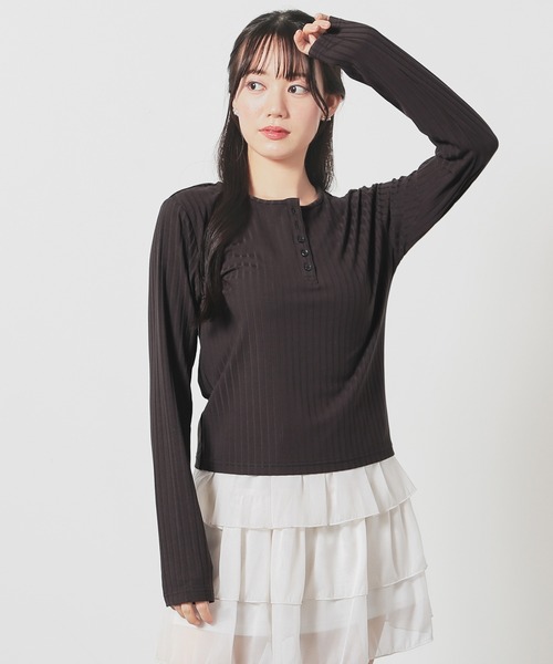 Honeys(ハニーズ)の「ヘンリーネックトップス(Tシャツ/カットソー・レディース・スミクロ/アイボリー/ブルー/モカ・M/L/S)」の10枚目の写真
