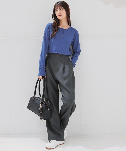 Honeys(ハニーズ)の「ヘンリーネックトップス(Tシャツ/カットソー・レディース・スミクロ/アイボリー/ブルー/モカ・M/L/S)」の12枚目の写真