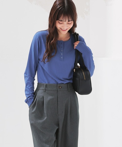 Honeys(ハニーズ)の「ヘンリーネックトップス(Tシャツ/カットソー・レディース・スミクロ/アイボリー/ブルー/モカ・M/L/S)」の13枚目の写真