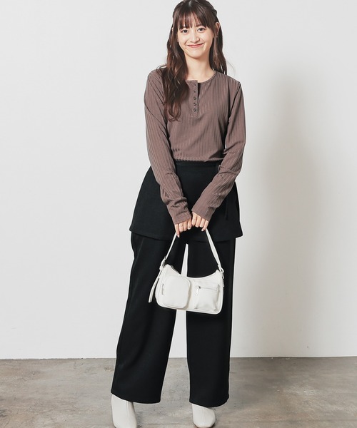 Honeys(ハニーズ)の「ヘンリーネックトップス(Tシャツ/カットソー・レディース・スミクロ/アイボリー/ブルー/モカ・M/L/S)」の14枚目の写真