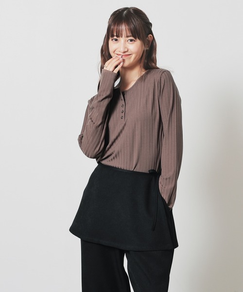 Honeys(ハニーズ)の「ヘンリーネックトップス(Tシャツ/カットソー・レディース・スミクロ/アイボリー/ブルー/モカ・M/L/S)」の16枚目の写真