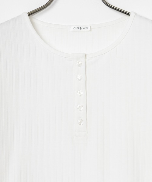 Honeys(ハニーズ)の「ヘンリーネックトップス(Tシャツ/カットソー・レディース・スミクロ/アイボリー/ブルー/モカ・M/L/S)」の18枚目の写真