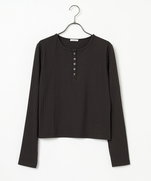 Honeys(ハニーズ)の「ヘンリーネックトップス(Tシャツ/カットソー・レディース・スミクロ/アイボリー/ブルー/モカ・M/L/S)」の19枚目の写真