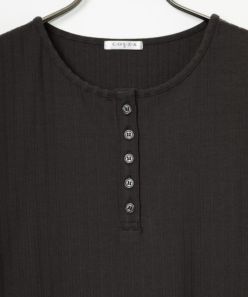 Honeys(ハニーズ)の「ヘンリーネックトップス(Tシャツ/カットソー・レディース・スミクロ/アイボリー/ブルー/モカ・M/L/S)」の20枚目の写真