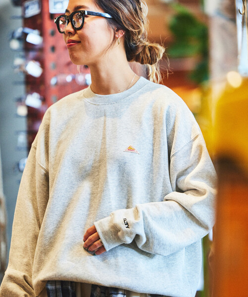 FREAK'S STORE（フリークスストア）の「限定展開 KELTY×FREAK'S STORE/ケルティ 別注 ワンポイント ヴィンテージロゴ クルーネックスウェット（スウェット・メンズ・オフホワイト/チャコールグレー/アッシュグレー/ブラック/グリーン/ネイビー/グレイッシュベージュ・LARGE/MEDIUM/X-LARGE/SMALL）」の16枚目の写真