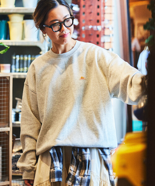 FREAK'S STORE（フリークスストア）の「限定展開 KELTY×FREAK'S STORE/ケルティ 別注 ワンポイント ヴィンテージロゴ クルーネックスウェット（スウェット・メンズ・オフホワイト/チャコールグレー/アッシュグレー/ブラック/グリーン/ネイビー/グレイッシュベージュ・LARGE/MEDIUM/X-LARGE/SMALL）」の13枚目の写真