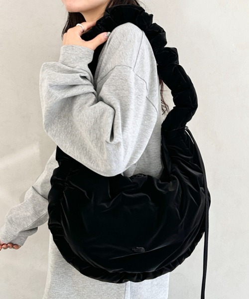 THE NORTH FACE(ザノースフェイス)の「THE NORTH FACE(ザ・ノースフェイス)/A4対応 軽量 大容量 ショルダー 肩掛けバッグ シャーリング ホーボーバッグ/BONNEY HOBO BAG L(ショルダーバッグ・レディース・ブラック/ピンク/ブラック系その他・FREE)」の8枚目の写真