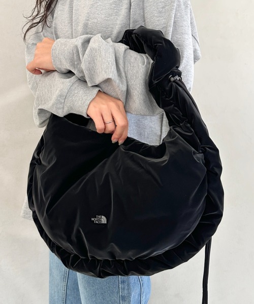 THE NORTH FACE(ザノースフェイス)の「THE NORTH FACE(ザ・ノースフェイス)/A4対応 軽量 大容量 ショルダー 肩掛けバッグ シャーリング ホーボーバッグ/BONNEY HOBO BAG L(ショルダーバッグ・レディース・ブラック/ピンク/ブラック系その他・FREE)」の4枚目の写真