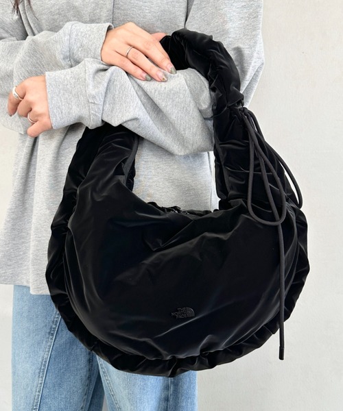 THE NORTH FACE(ザノースフェイス)の「THE NORTH FACE(ザ・ノースフェイス)/A4対応 軽量 大容量 ショルダー 肩掛けバッグ シャーリング ホーボーバッグ/BONNEY HOBO BAG L(ショルダーバッグ・レディース・ブラック/ピンク/ブラック系その他・FREE)」の5枚目の写真