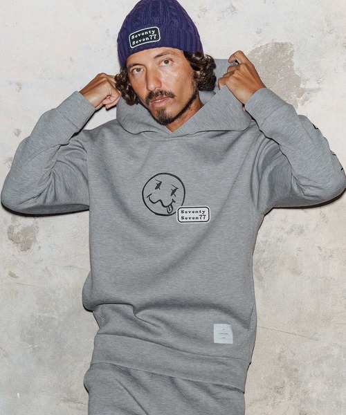 seventy seven(セブンティセブン)の「mpa3947-cardboard P-O hoodie(smile&arrow) プルオーバーパーカー(7725W060)(パーカー・メンズ・トップグレー/ブラック・XL/L/M/S)」の2枚目の写真