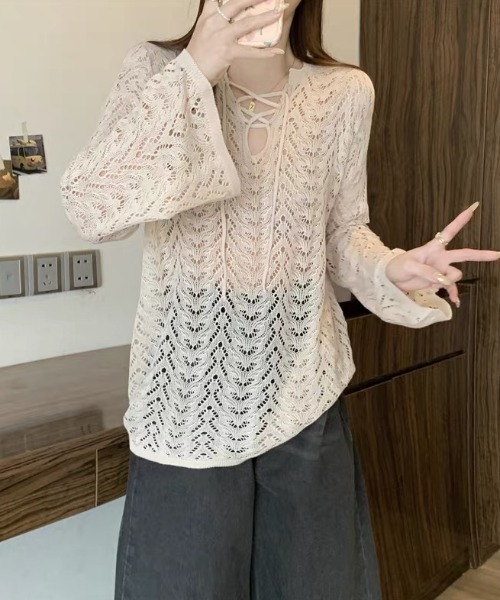 gossip!ロサンゼルス(ゴシップロサンゼルス)の「かぎ編み風 ベルスリーブプルオーバー(ニット/セーター・レディース・オフホワイト/ブラック・M)」の5枚目の写真