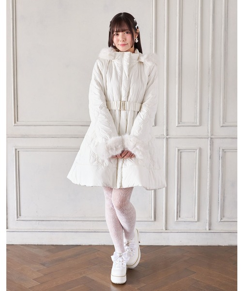 Suyunn(スユン)の「取り外し可能なファー&ベルト付きリボンキルティングフィット&フレアコート(ダウンジャケット/コート・レディース・ブラック/アイボリー/ピンクベージュ・M)」の12枚目の写真