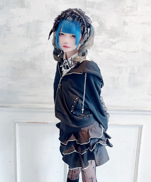 MA*RS(アメーバーマーズ)の「スタッズ付きクロス刺繍ショートパーカー(パーカー・レディース・ブラック/ホワイト・FREE)」の4枚目の写真