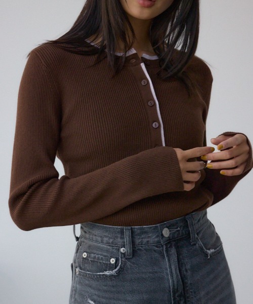 AZUL by moussy(アズールバイマウジー)の「格上げ ヘンリーネックデザインニットトップス(ニット/セーター・レディース・ブラウン/ブラック/杢グレー・FREE)」の3枚目の写真