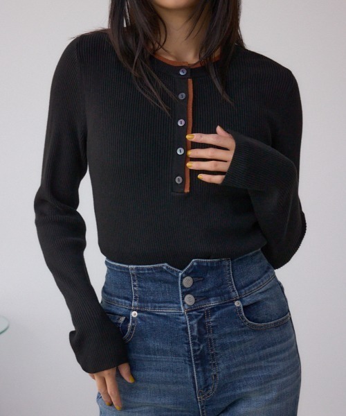 AZUL by moussy(アズールバイマウジー)の「格上げ ヘンリーネックデザインニットトップス(ニット/セーター・レディース・ブラウン/ブラック/杢グレー・FREE)」の2枚目の写真