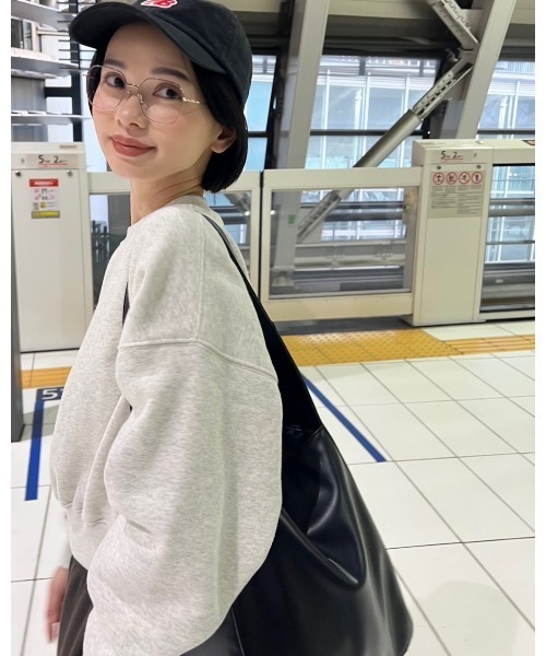 EFOLE(エフォル)の「【大容量/PC・A4収納/肩掛け】Azusa×EFOLE コラボ シンプルワンショルダーバッグ(ショルダーバッグ・レディース・ブラック/ブラウン・FREE)」の3枚目の写真