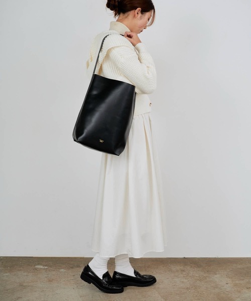 sita parantica（シータパランティカ）の「sita parantica/シータ パランティカ BUCKET-Minimal spec.Leather ワンハンドル バケットバック（ハンドバッグ・レディース・ブラック/オリーブ・FREE）」の6枚目の写真